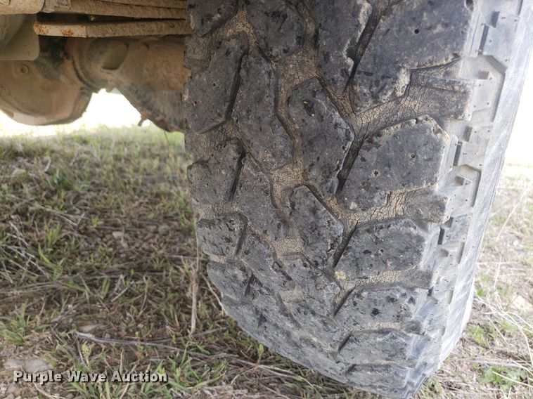 image for item DQ0571 2003 Ford F350 Super Duty  Crew Cab flatbed pickup truck