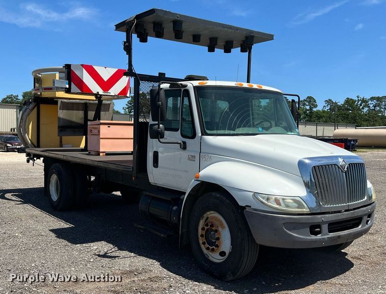 image for item DQ2045 2005 International 4300  flatbed truck with crash attenuator