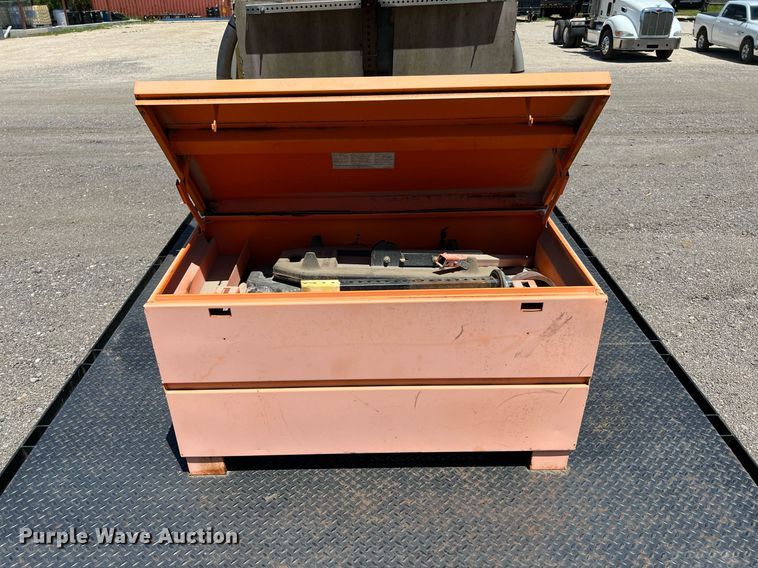 image for item DQ2045 2005 International 4300  flatbed truck with crash attenuator