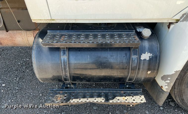 image for item DQ2045 2005 International 4300  flatbed truck with crash attenuator