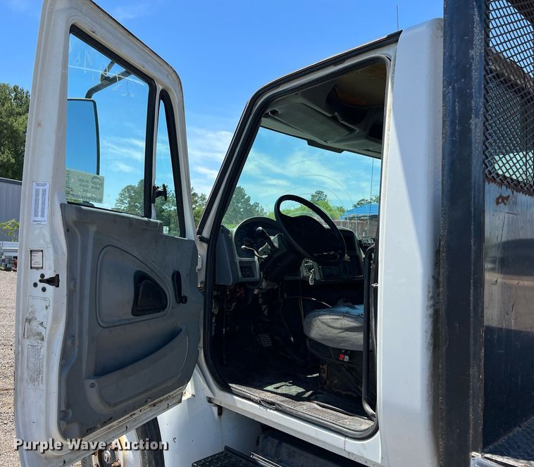 image for item DQ2045 2005 International 4300  flatbed truck with crash attenuator