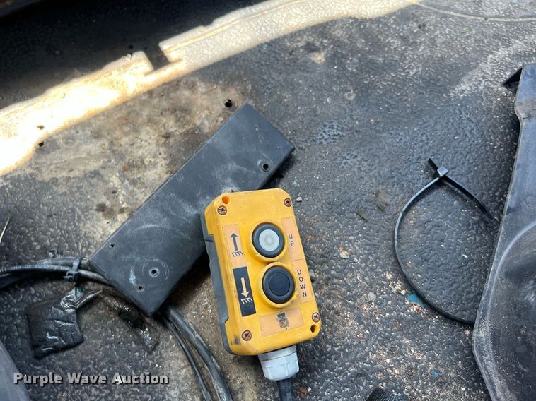 image for item DQ2045 2005 International 4300  flatbed truck with crash attenuator