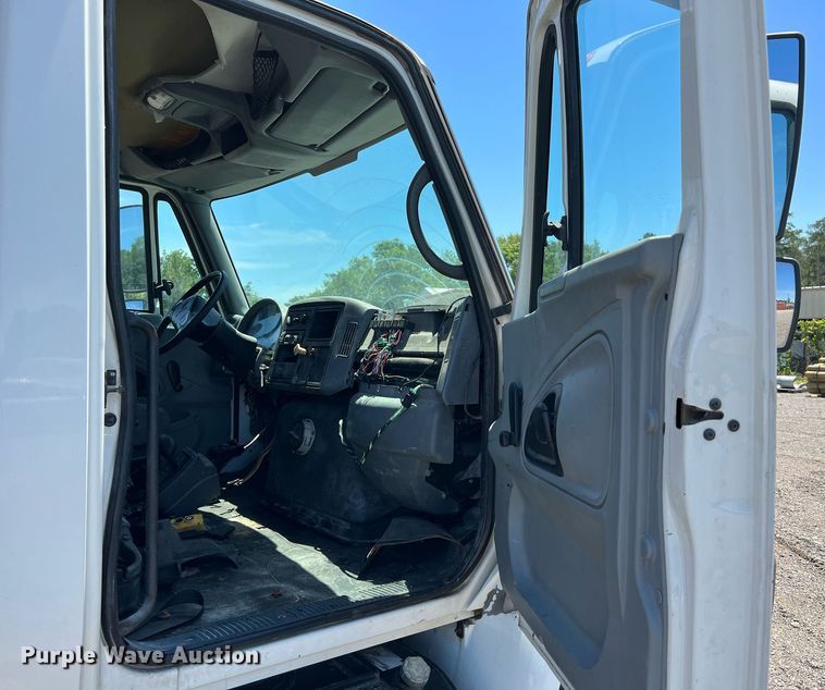 image for item DQ2045 2005 International 4300  flatbed truck with crash attenuator