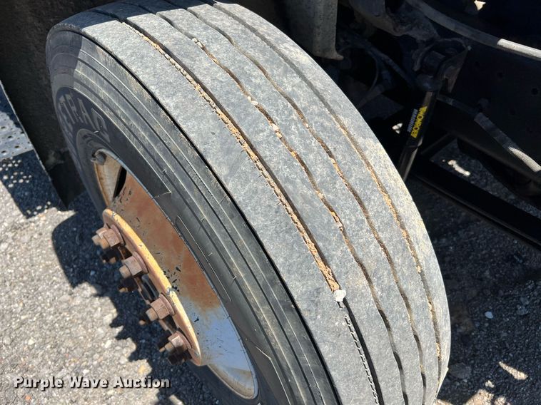 image for item DQ2045 2005 International 4300  flatbed truck with crash attenuator