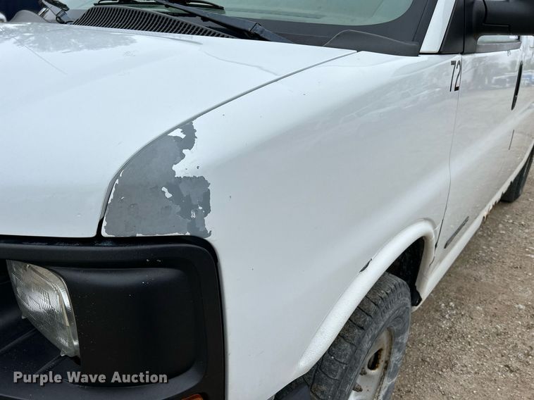 image for item DR4611 2004 GMC Savana G2500  van