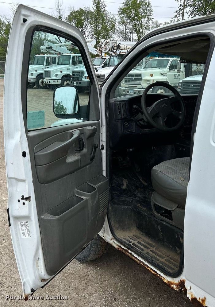 image for item DR4611 2004 GMC Savana G2500  van