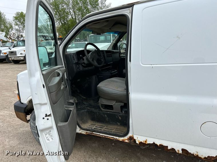 image for item DR4611 2004 GMC Savana G2500  van