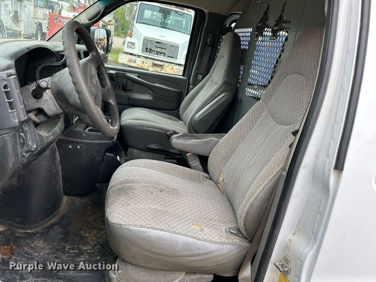 image for item DR4611 2004 GMC Savana G2500  van