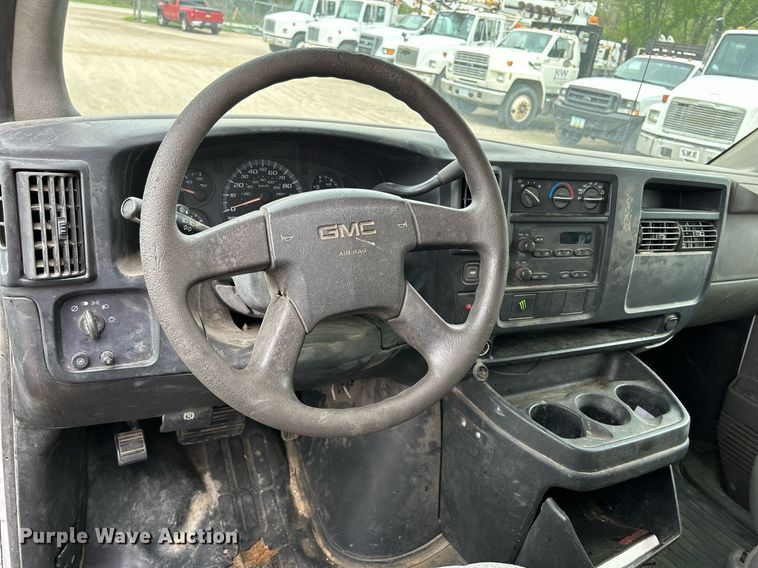 image for item DR4611 2004 GMC Savana G2500  van