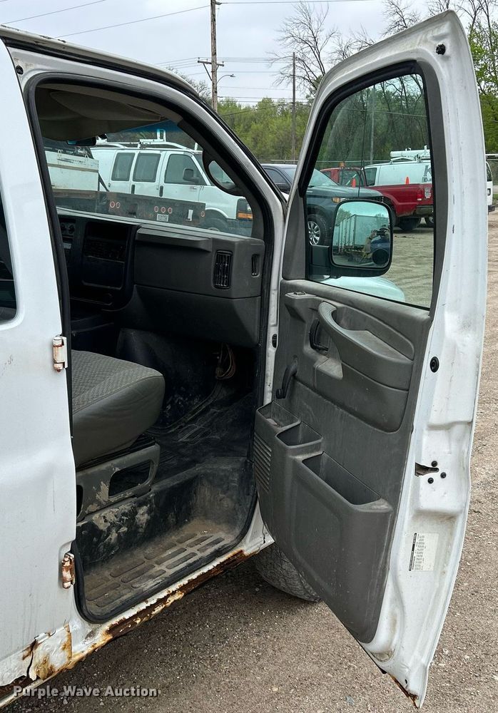 image for item DR4611 2004 GMC Savana G2500  van