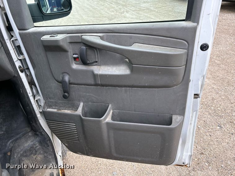 image for item DR4611 2004 GMC Savana G2500  van