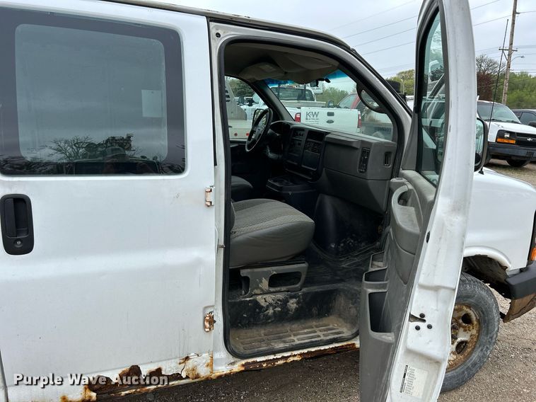 image for item DR4611 2004 GMC Savana G2500  van