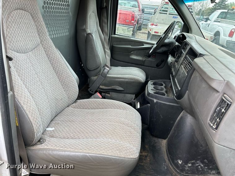 image for item DR4611 2004 GMC Savana G2500  van