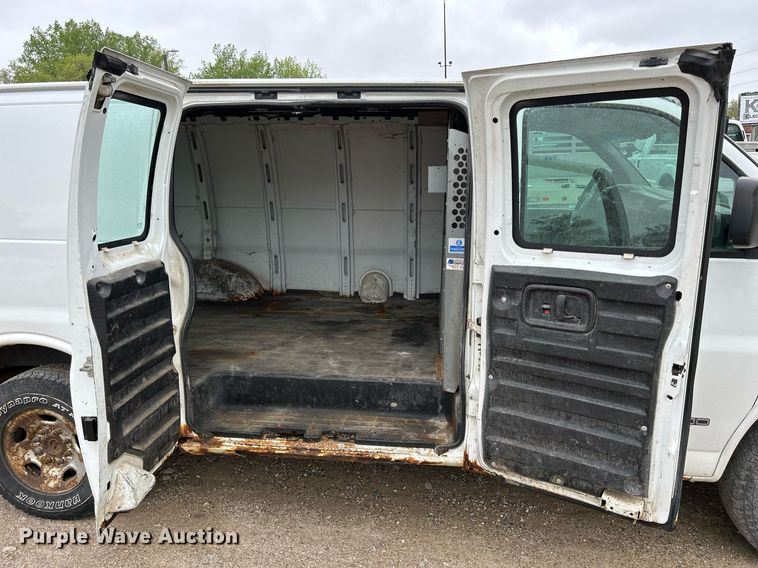 image for item DR4611 2004 GMC Savana G2500  van