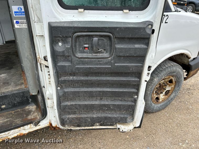 image for item DR4611 2004 GMC Savana G2500  van