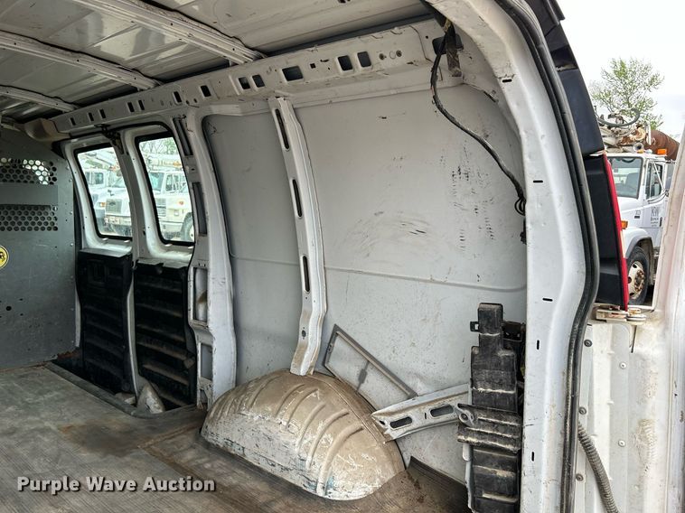 image for item DR4611 2004 GMC Savana G2500  van