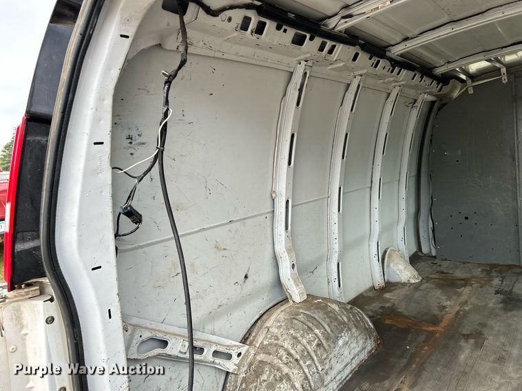 image for item DR4611 2004 GMC Savana G2500  van