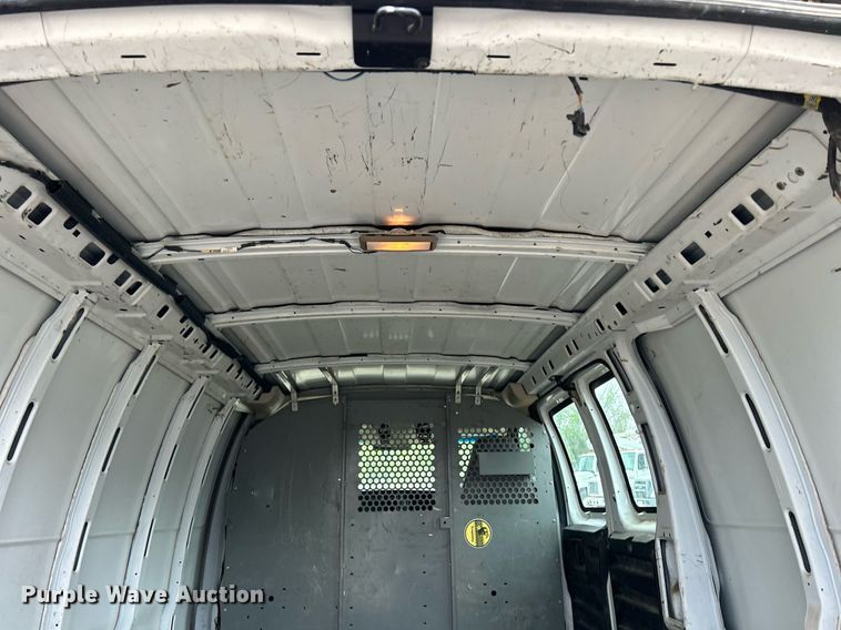 image for item DR4611 2004 GMC Savana G2500  van