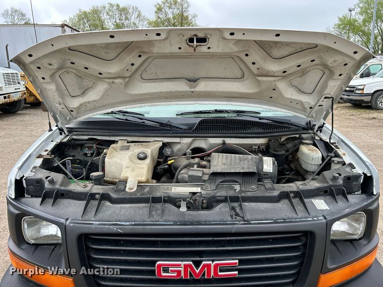 image for item DR4611 2004 GMC Savana G2500  van