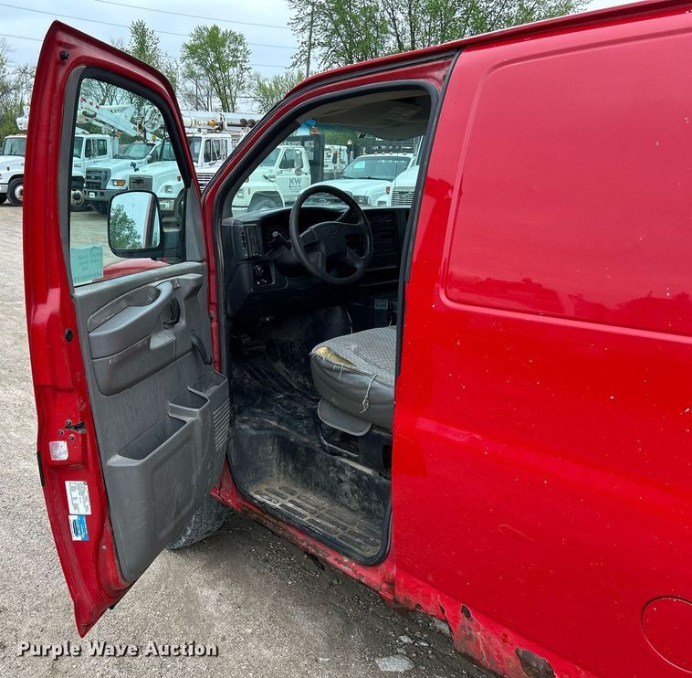 image for item DR4613 2005 Chevrolet Express 3500  van