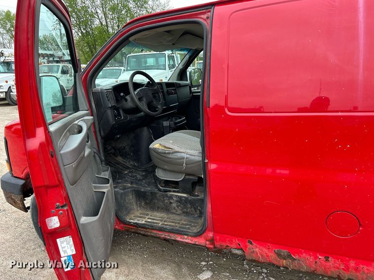 image for item DR4613 2005 Chevrolet Express 3500  van