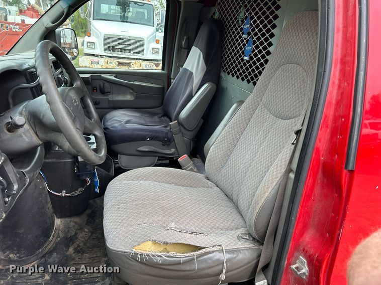 image for item DR4613 2005 Chevrolet Express 3500  van