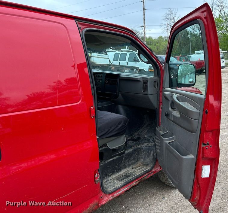 image for item DR4613 2005 Chevrolet Express 3500  van