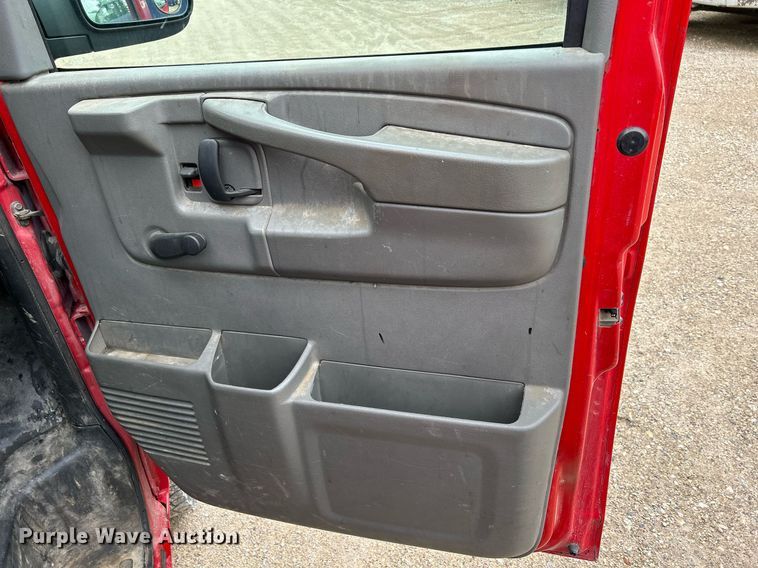 image for item DR4613 2005 Chevrolet Express 3500  van