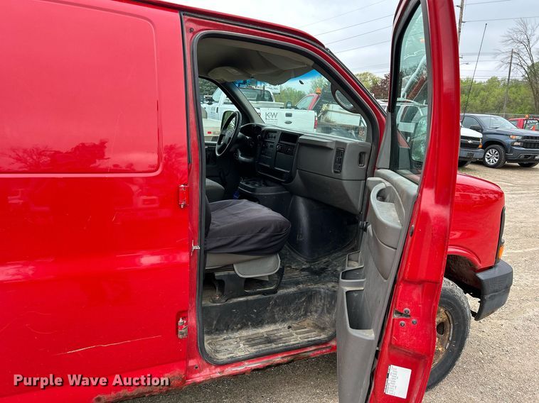 image for item DR4613 2005 Chevrolet Express 3500  van