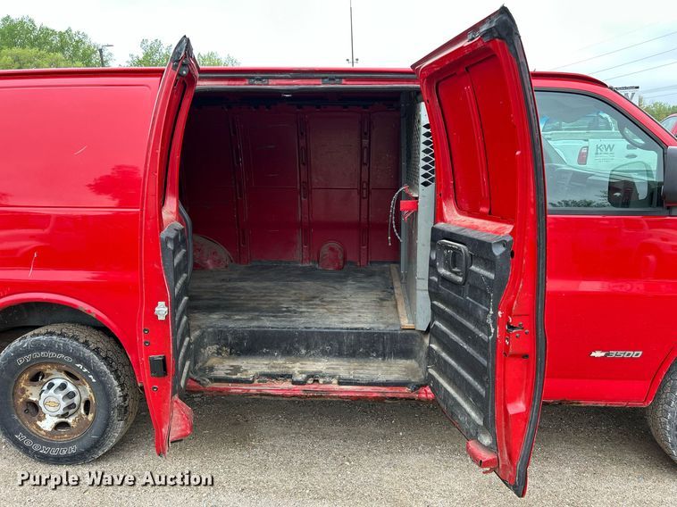 image for item DR4613 2005 Chevrolet Express 3500  van