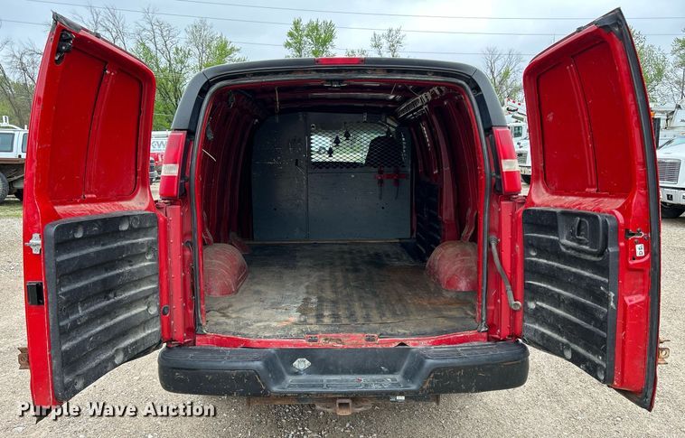 image for item DR4613 2005 Chevrolet Express 3500  van