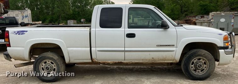 image for item HN9864 2003 GMC Sierra 2500HD  Ext. Cab pickup truck