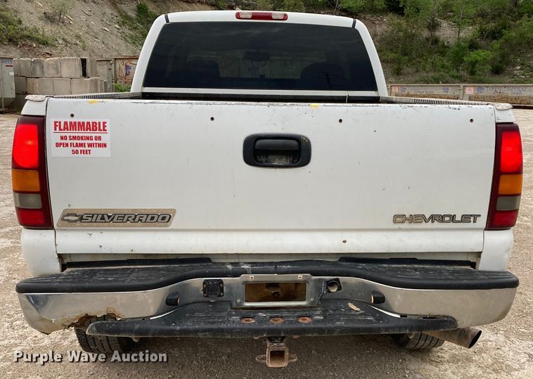 image for item HN9864 2003 GMC Sierra 2500HD  Ext. Cab pickup truck