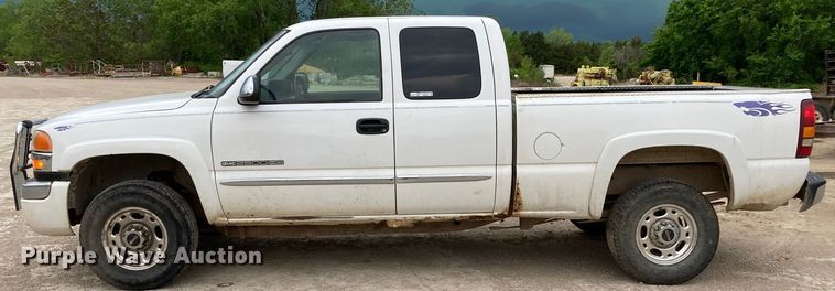 image for item HN9864 2003 GMC Sierra 2500HD  Ext. Cab pickup truck