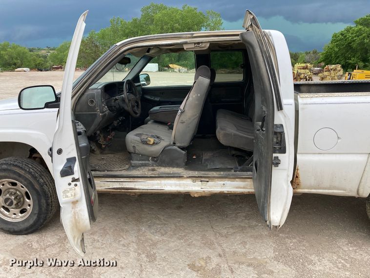 image for item HN9864 2003 GMC Sierra 2500HD  Ext. Cab pickup truck