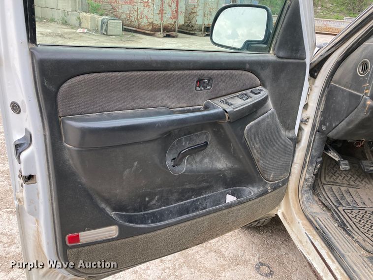 image for item HN9864 2003 GMC Sierra 2500HD  Ext. Cab pickup truck