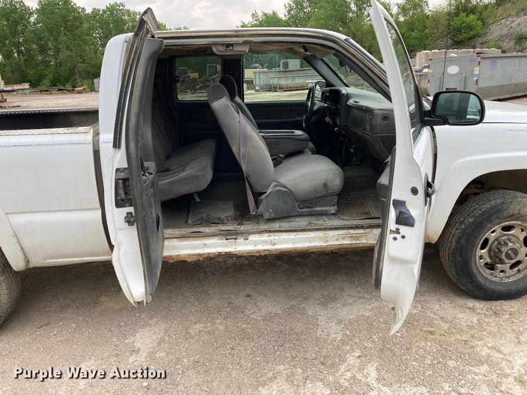 image for item HN9864 2003 GMC Sierra 2500HD  Ext. Cab pickup truck