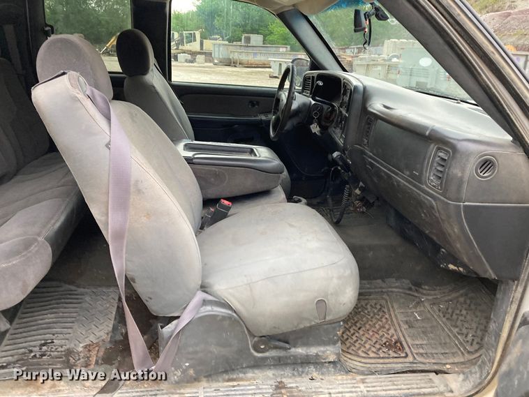 image for item HN9864 2003 GMC Sierra 2500HD  Ext. Cab pickup truck