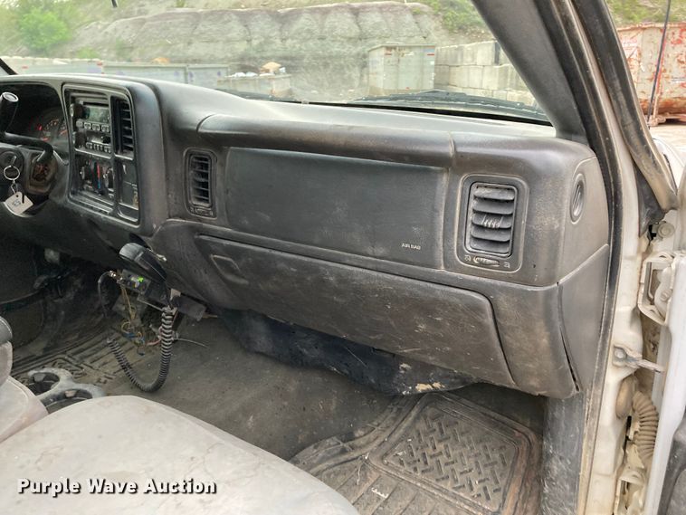 image for item HN9864 2003 GMC Sierra 2500HD  Ext. Cab pickup truck