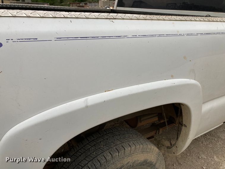 image for item HN9864 2003 GMC Sierra 2500HD  Ext. Cab pickup truck