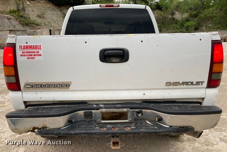 image for item HN9864 2003 GMC Sierra 2500HD  Ext. Cab pickup truck