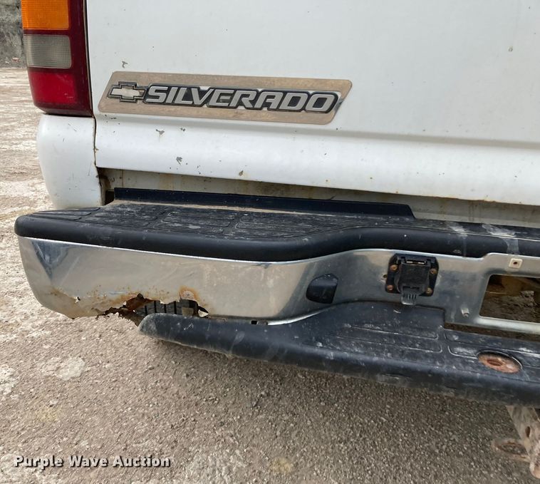 image for item HN9864 2003 GMC Sierra 2500HD  Ext. Cab pickup truck