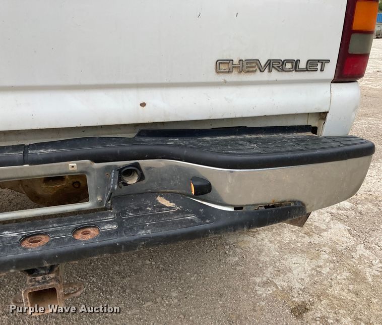 image for item HN9864 2003 GMC Sierra 2500HD  Ext. Cab pickup truck