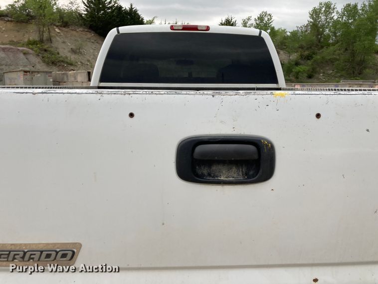 image for item HN9864 2003 GMC Sierra 2500HD  Ext. Cab pickup truck