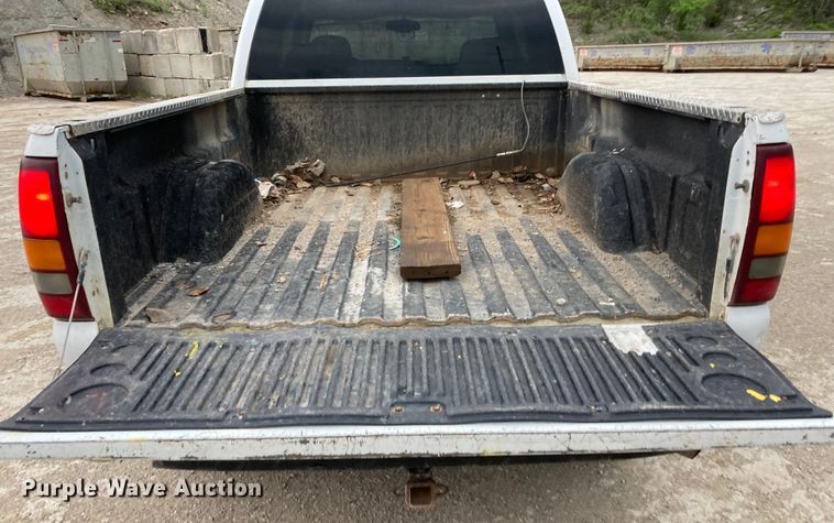 image for item HN9864 2003 GMC Sierra 2500HD  Ext. Cab pickup truck