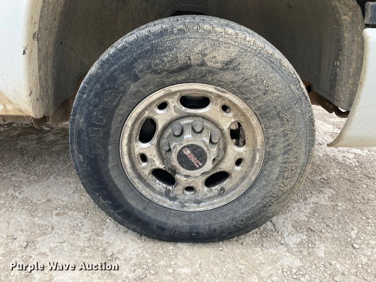 image for item HN9864 2003 GMC Sierra 2500HD  Ext. Cab pickup truck