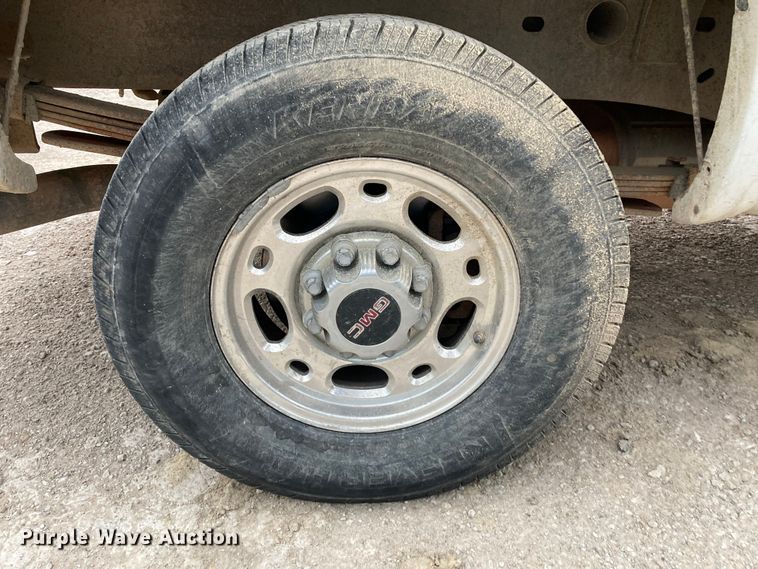 image for item HN9864 2003 GMC Sierra 2500HD  Ext. Cab pickup truck