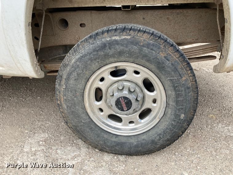 image for item HN9864 2003 GMC Sierra 2500HD  Ext. Cab pickup truck