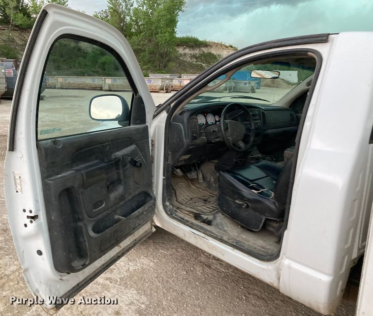 image for item HN9865 2005 Dodge Ram 2500  utility bed pickup truck