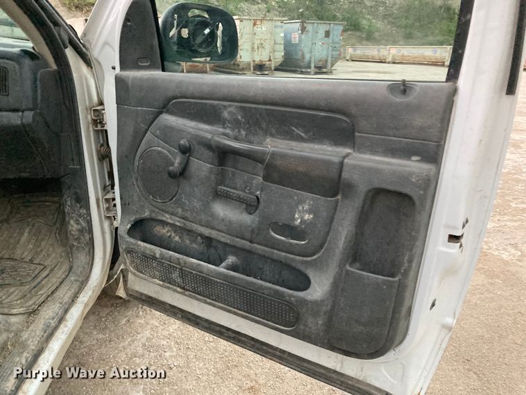 image for item HN9865 2005 Dodge Ram 2500  utility bed pickup truck